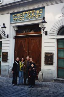 Leo Luster mit seiner Tochter Nava Kedar und seinen drei Enkelkindern