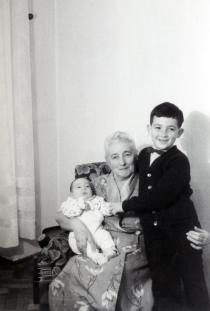 Chana Lanis mit ihren Enkelkindern Ariel und Desiree Muzicant