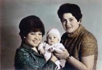 Frieda Radjabowa mit ihrer Tochter Larissa und ihrer Enkeltochter