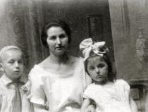 Deborah Averbukh with her mother Rakhil and her brother Israel Averbukh