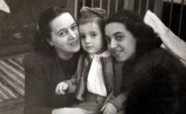 Kati Erdos with her mother Margit Erdos and her little sister Maria