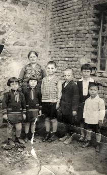 Perla Benvenisti and her grandchildren