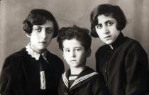 David Elazarov with his sisters Rozalia Navon and Dora Vakarelova