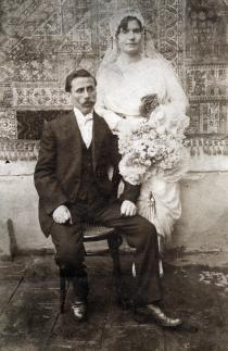 The wedding photo of Vergina and Solomon Elazar
