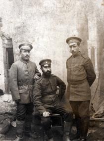 Solomon Elazar with fellow soldiers