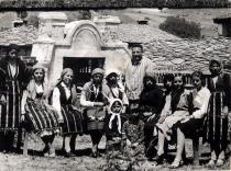 Mihail Mihaylov with villagers of Dabnitsa