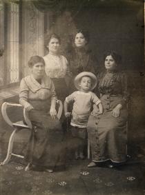 Leon  Anzhel with his mother Yafa Anzhel and aunts