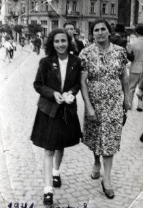 Lea Beraha with her mother Rebecca Delareya