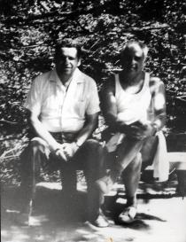 Leon Beraha with his friend David Benvenisti