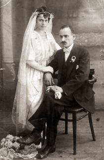 The wedding picture of Mazal Asael's parents Delicia Beniamin and Menahem Eshkenazi