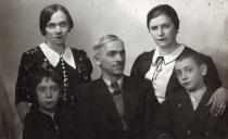 Mazal Asael's relatives: uncle Marko Beniamin, his wife Vinucha and their daughter Lili, aunt Mazal Rafailova and aunt Balnka's son