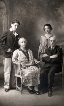 Salvator Israel with his parents and his sister Rene