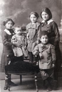 Salvator Israel with his sisters