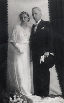 A wedding photo of Senyora and Haim Geron