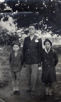 Sofi Danon-Moshe, her father Eshua Danon and brother Shimon Danon
