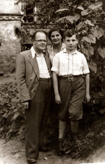 Lev Drobyazko with his mother Leah Vaisblat and father Yevgeny Drobyazko.