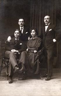 Elkhonen Saks' father David Saks with his siblings