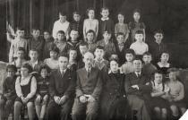 Zelda Naimark with her teachers and classmates from the Jewish lyceum