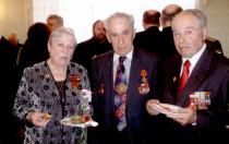 Henrich Kurizkes with veterans of the Estonian Corps