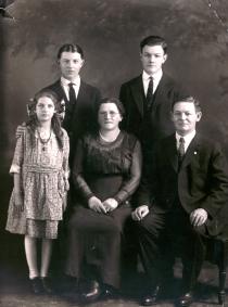 Tsipe Wulf and her family