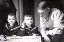 Isaac Berkovits and his grandsons Avi and Rimon Kaplan