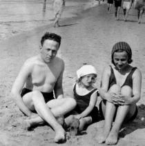Mariasha Vasserman with her brother Perets Vasserman and her sister Sore-Reyze Goldman