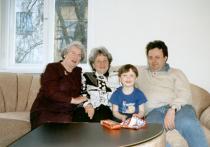 Revekka Blumberg  with her friend Dina Israelit, grandson Mark and son Nevil
