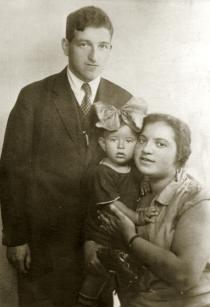Ruth Strazh with her parents Esther and Max Brodowski