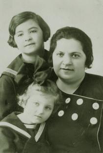 Ruth Strazh with her mother Esther Brodowski and sister Sofia Popova