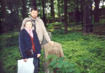 Siima Shkop with her son Oleg Mellov at the old Jewish cemetery in Tallinn