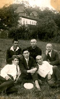 Rakhil Givand-Tikhay's father, Gersh Givand and his friends