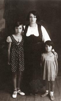 Hana Gasic's aunt Kristina Montiljo and her daughters