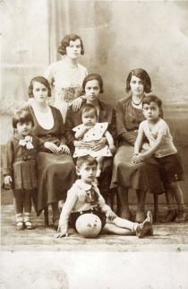 Hana Gasic's mother Flora Montiljo and two of her sisters, Ela Gjebic and Rivka and their children