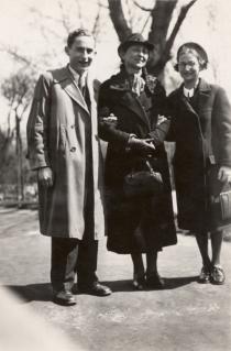 Váradi Richárdné édesanyjával és bátyjával