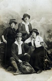 Alfred Klein mit seiner Schwester Irma und Freunden während eines Ausflugs