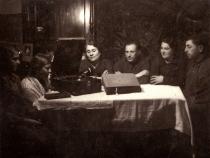 Faina Khorunzhenko's aunt Lyuba Shakhnovsky and uncle Yanya Shakhnovsky; and Maria and Mikhail Khovailo with their daughters