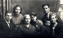 Lidia  Korotina's uncle Naum (Nema) Brodskiy, his wife Raya Brodskaya,  her grandmother Lubov Moiseyevna Brodskaya, her mother's sister Fania Brodskaya,  Lidia Korotina, her mother Isabella Mikhailovna (Beila Moiseyevna)and her father Matvey Korotin.