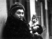 Zsuzsa Kobstein with her cat Zsubrika