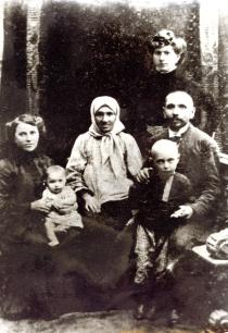 Zinaida Leibovich's father's family including her father's grandmother, aunt and mother Hanna Leibovich, holding her father Moisey Leibovich. Her father's grandfather is holding her father's brother Leonid Leibovich.