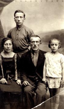 Zinaida Leibovich's grandmother Haya-Surah, grandfather Haim Altman,  mother Shprintse Altman and mother's brother Munya Altman