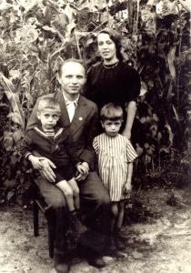 Zinaida Leibovich's family: mother Shprintse Leibovich,  father Moisey Leibovich , Zinaida Leibovich and brother Efim Leibovich.