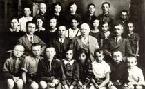 David Treger with teachers and pupils of the Jewish school in Zarasai