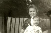 Feiga Tregerene and her granddaughter Elena Rozenburgene