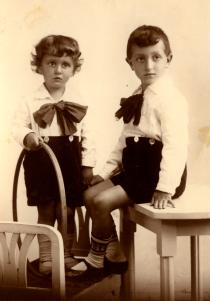 Isroel Lempertas with his brother Mihl-Duvid