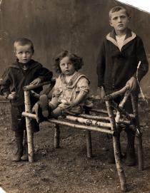Rafael Genis with his sister Tsilya and brother Liber