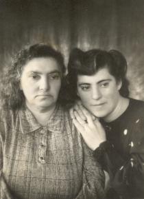 Sara Ushpitsene with her mother Dveire Kacharinskene