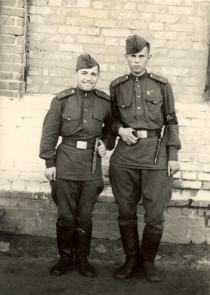 Yankl Dudakas with his friend Fyodor