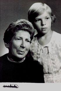 Rosa Levina and her granddaughter Elena Morova