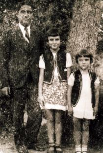 Gavriel Levi with his daughters Simha and Viktoria
