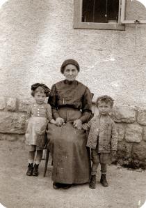 Lilli Tauber's grandmother Sofie Friedmann with her grandchildren Eduard Schischa and Erika Sidon